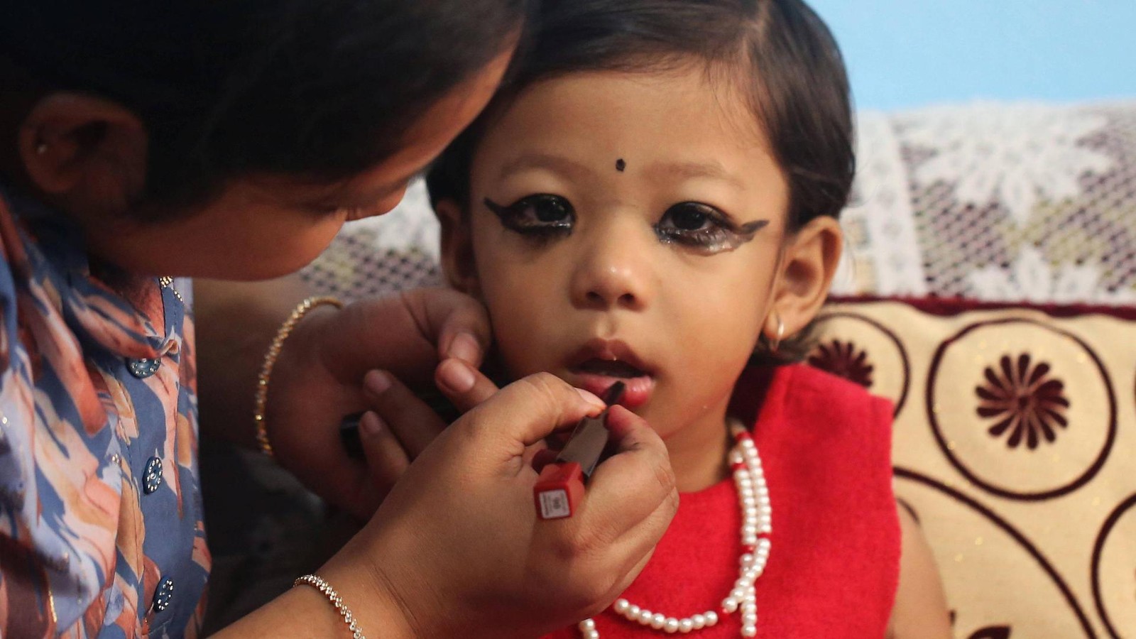 Nepal krönt neue „lebende Göttin“ – Menschenrechtler üben Kritik