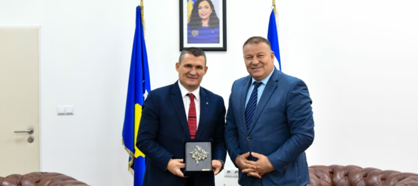 Hoxha pret Dumanin në takim, e njofton për bashkëpunimin që PK-ja ka me autoritetet e Shqipërisë