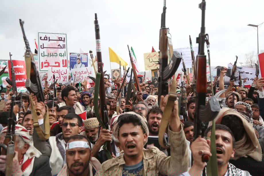 Houthi official denies reports of plan to charge ships passing through Bab al-Mandab