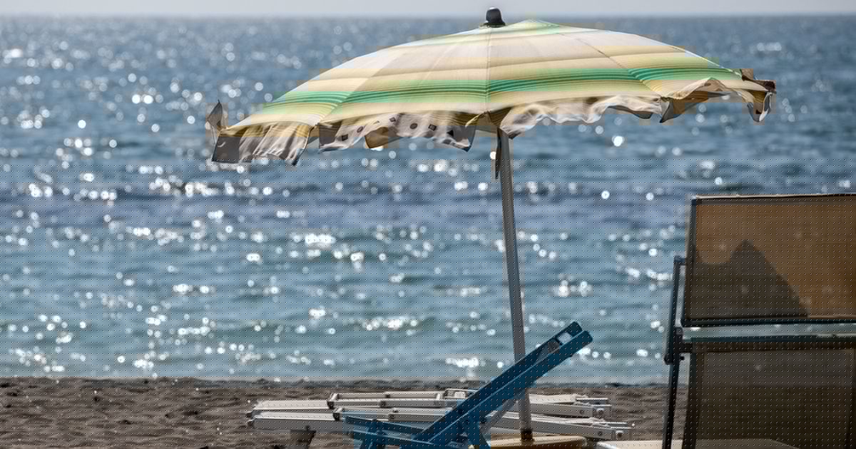 “Trattata come un’intrusa. Mi hanno detto che prima dovevo noleggiare l’ombrellone”: bagnante si sposta dalla spiaggia libero al bar del lido, ma viene respinta