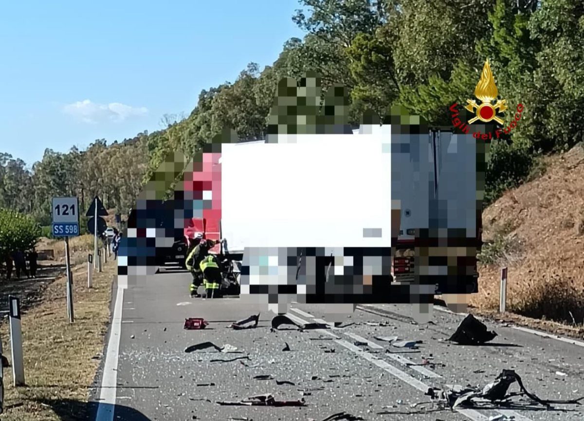 Matera, scontro tra auto e camion: quattro morti