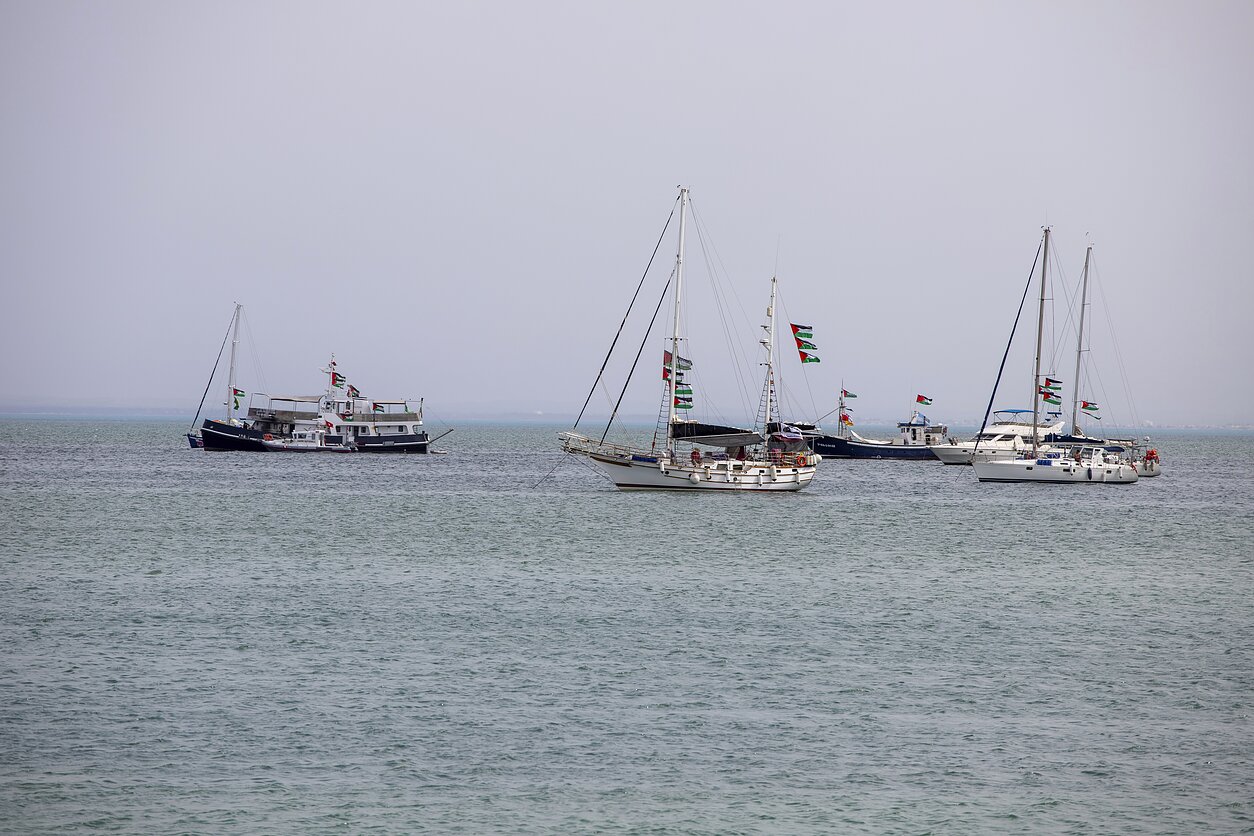 Aktyvistai: Gazos pagalbos flotilę apsupo Izraelio laivai