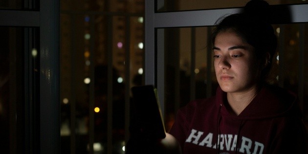 ¿Cómo evitar que mi celular Android gaste energía en la noche?