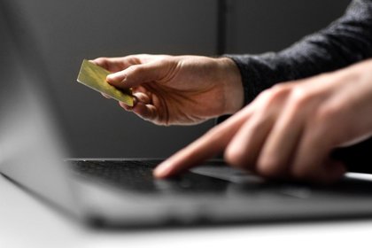 Revin fraudele online: cum recunoști platformele false de investiții care folosesc imaginea unor entități de presă și cum te poți proteja