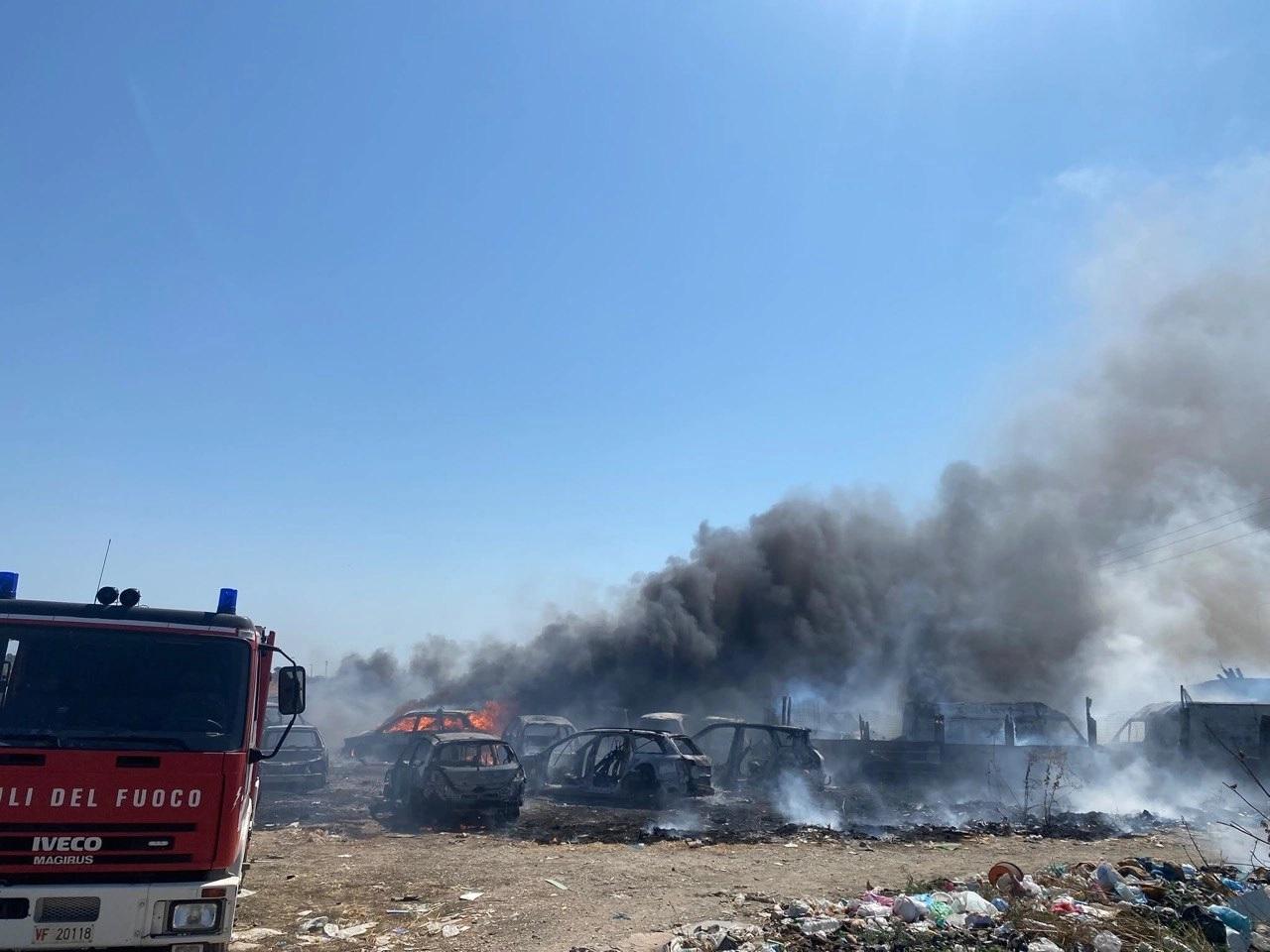 Incendio a Borgo Mezzanone, in fiamme carcasse di auto sull’ex pista: intervengono i vigili del fuoco