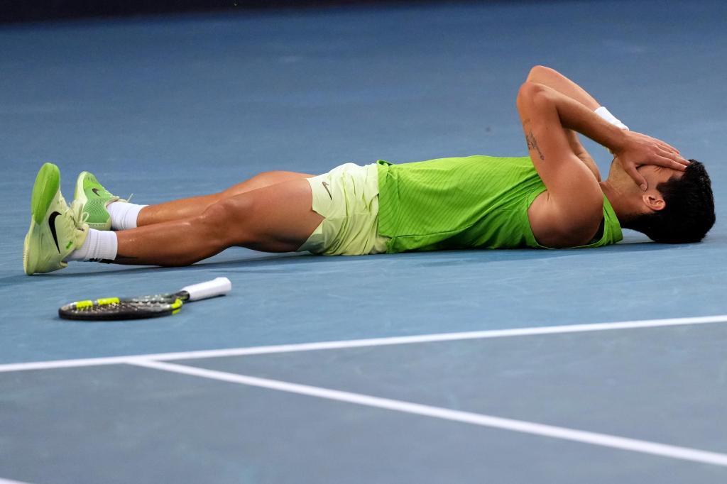 Alcaraz vence a Zverev en un duelo épico y avanza a la final del Abierto de Australia