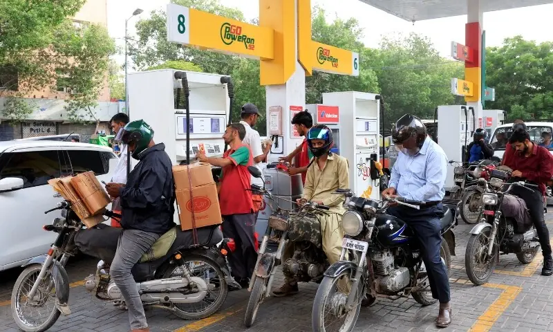 حکومت نے پیٹرولیم مصنوعات کی قیمتیں ایک بار پھر بڑھادیں