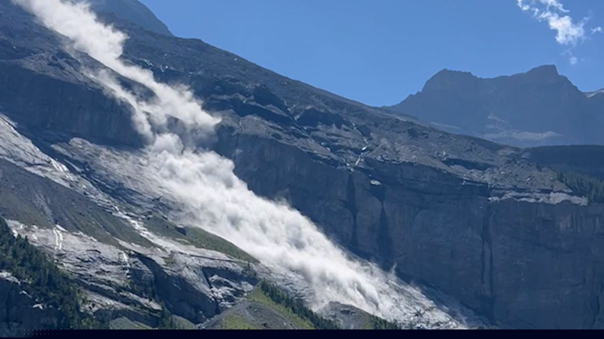 3,000 tons of rocks fall from mountain at popular Swiss lake