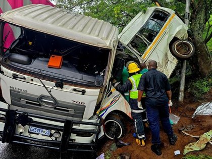 Choque entre minibús y camión causa al menos 11 muertos en Sudáfrica