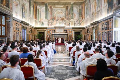 Pope Leo encouraged vocations to the priesthood in meeting with French altar servers