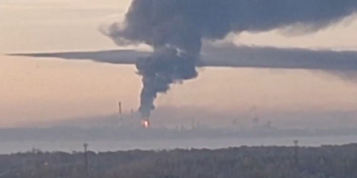 Flakë dhe panik në Jaroslavl - rafineria ruse goditet nga dronët ukrainas