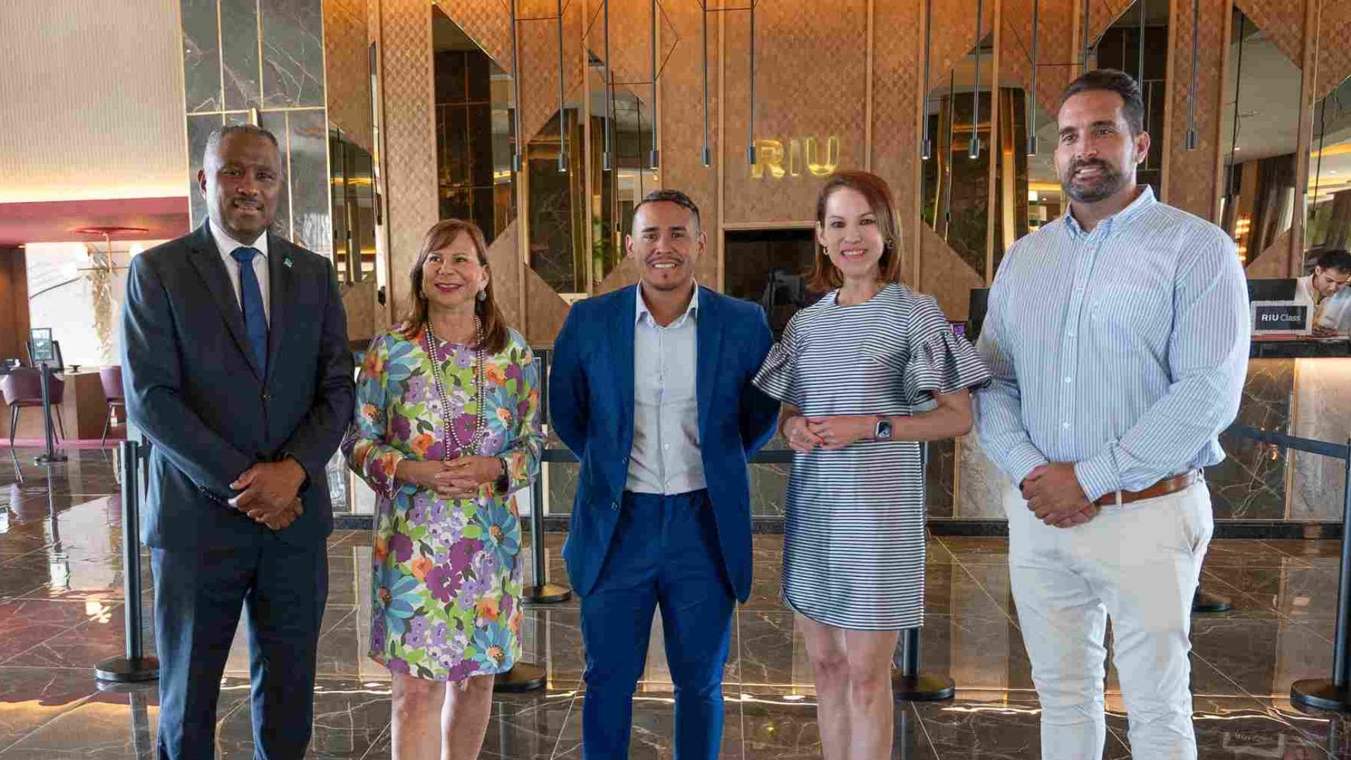 Minister Dowers ta bishita RIU Palace despues di renobacion miyonario