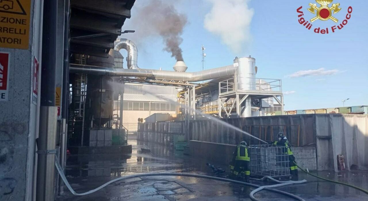 Incendio in un'azienda che lavora materiale plastico: densa colonna di fumo nero visibile a chilometri di distanza. Il Comune: «Tenete chiuse le finestre»
