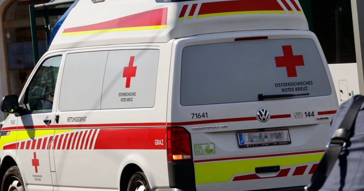 Tragischer Vorfall - Fußgängerin (85) nach Lkw-Unfall in Lebensgefahr