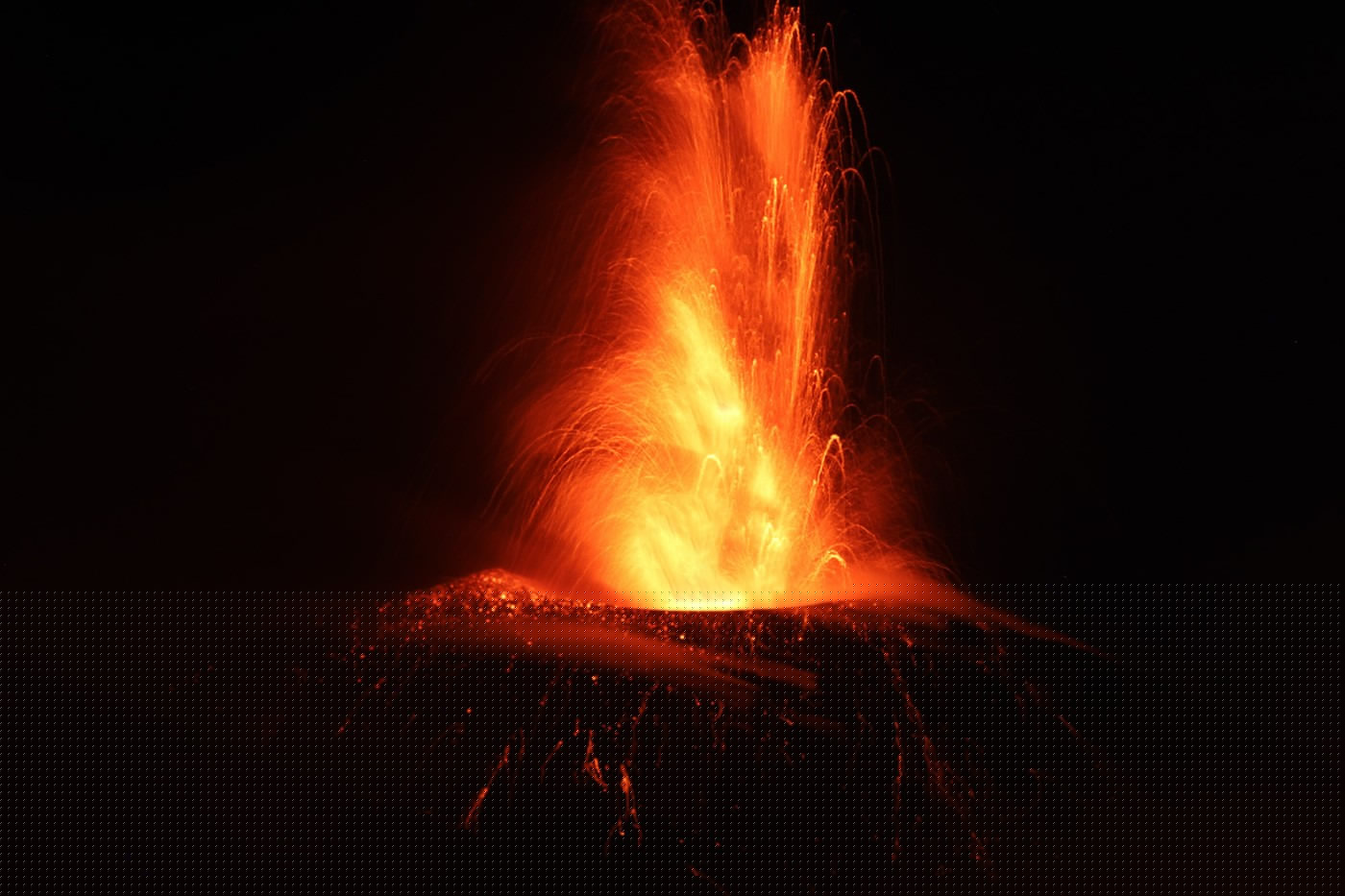 VIDEO Zboruri suspendate spre una dintre cele mai populare destinații turistice din Europa, din cauza unei erupții vulcanice spectaculoase