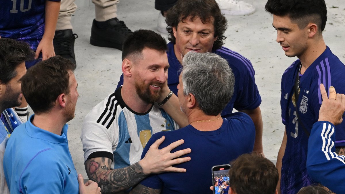 Football : "Merci de lui avoir appris à aimer ces couleurs"... Le club formateur de Lionel Messi rend un vibrant hommage à son père, décédé à 68 ans