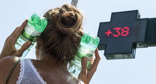 Caldo feroce sull'Italia, oggi 23 bollini rossi. E lunedì salgono a 25