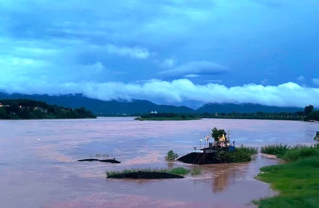 Mekong River Surges in Chiang Rai: Rising Waters Threaten Riverside Livelihoods