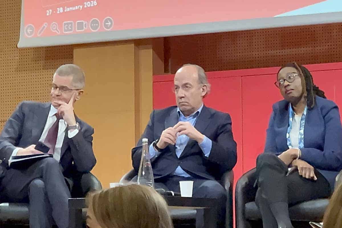 Felipe Calderón enfrenta furia estudiantil en París