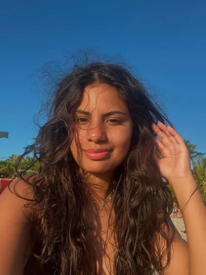 Barrada no baile, Gabriela passa a noite colorindo desenho em quarto isolado