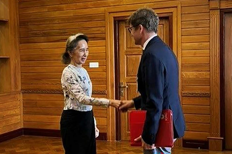 Detained Aung San Suu Kyi meets Red Cross delegate in Myanmar