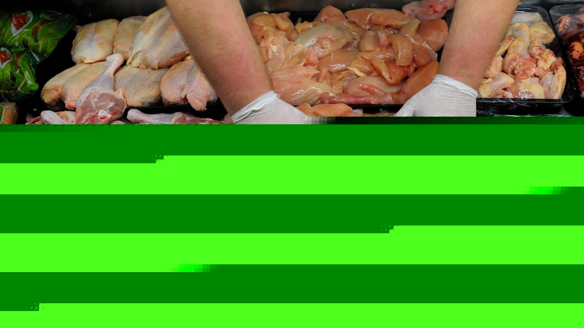 Mesari ne kupuju ovu piletinu u prodavnici! Pomoću ovog trika  znaju da joj je rok trajanja pri kraju