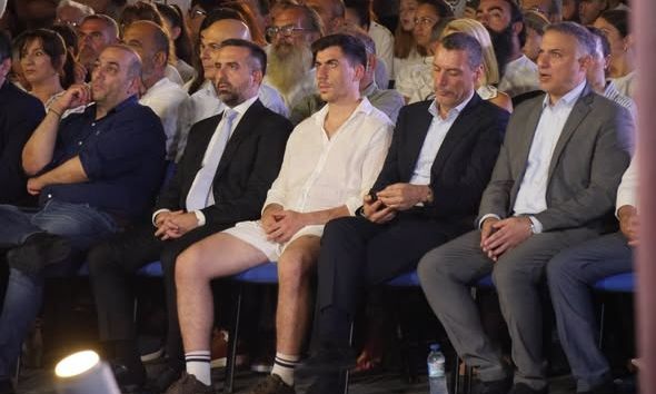 Φειδίας Παναγιώτου: Αντιδράσεις για την εμφάνισή του με σορτς σε εκδήλωση μνήμης για Ισαάκ και Σολωμού