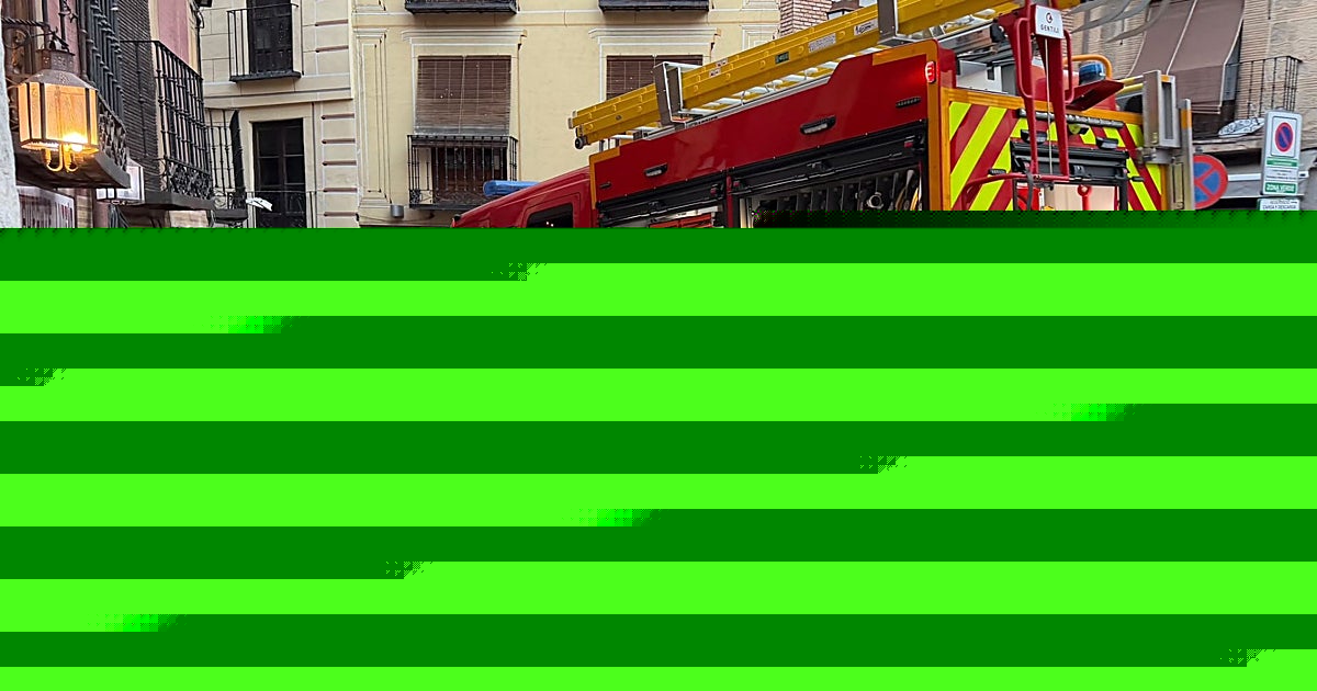 El fuego en una cocina obliga a desalojar un inmueble en la toledana plaza de la Magdalena