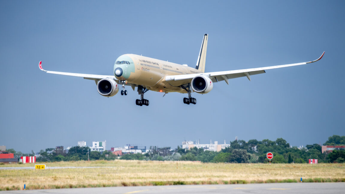 New airliner sets record flying 24 hrs nonstop from Australia to France