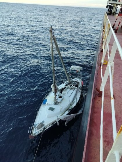 Homem de 69 anos que sobreviveu por 11 dias à deriva no Mar Mediterrâneo é resgatado por cargueiro