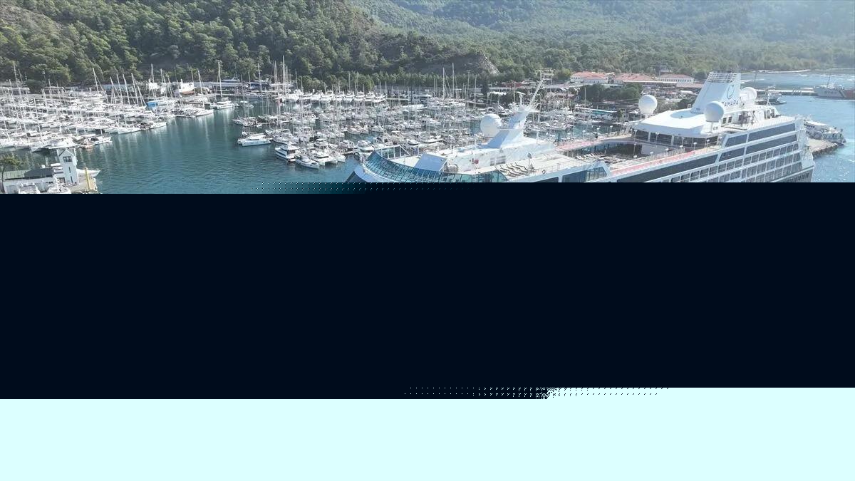 Lüks kruvaziyer "Azamara Onward" Marmaris'e 649 turistle geldi