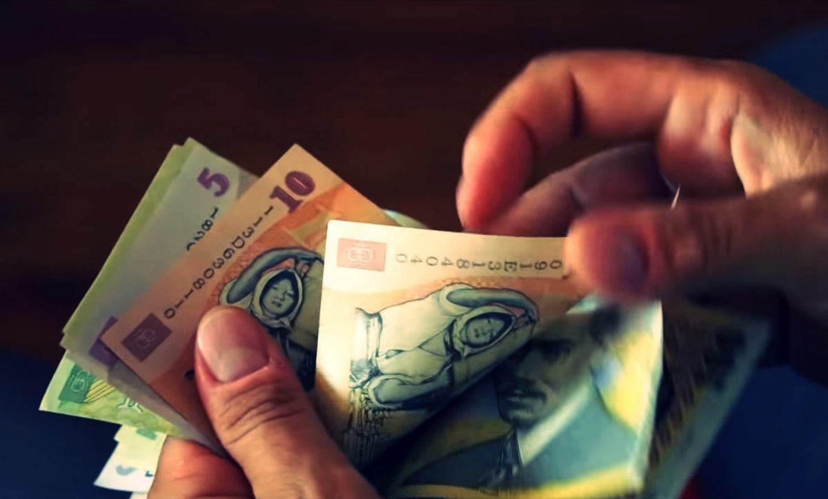 INS: Salariul mediu net a crescut în iunie 2026 cu 50 lei faţă de luna mai / Scăderi de salariu pentru cei care lucrează în extracţia petrolului brut şi a gazelor naturale