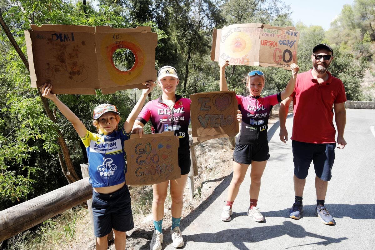« Girl Power ! » : familles et cyclistes amateurs sont venus encourager les coureuses sur l’avant-dernière étape du Tour de France Femmes dans ce village près de Nice