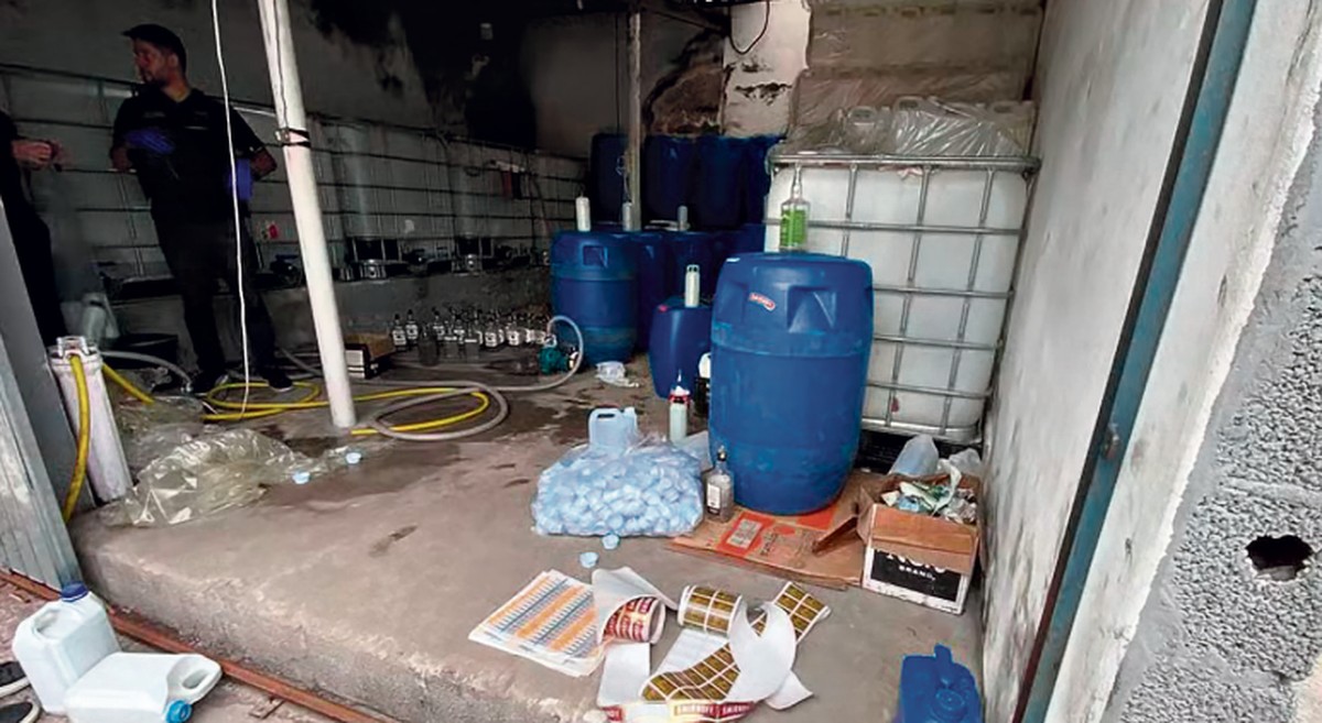 Com uma fábrica ilegal interditada a cada cinco dias, venda de bebida falsificada explode no país