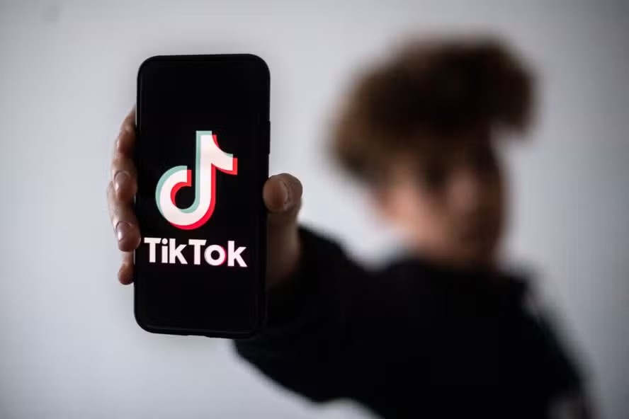 França se prepara para proibir redes sociais para menores de 15 anos
