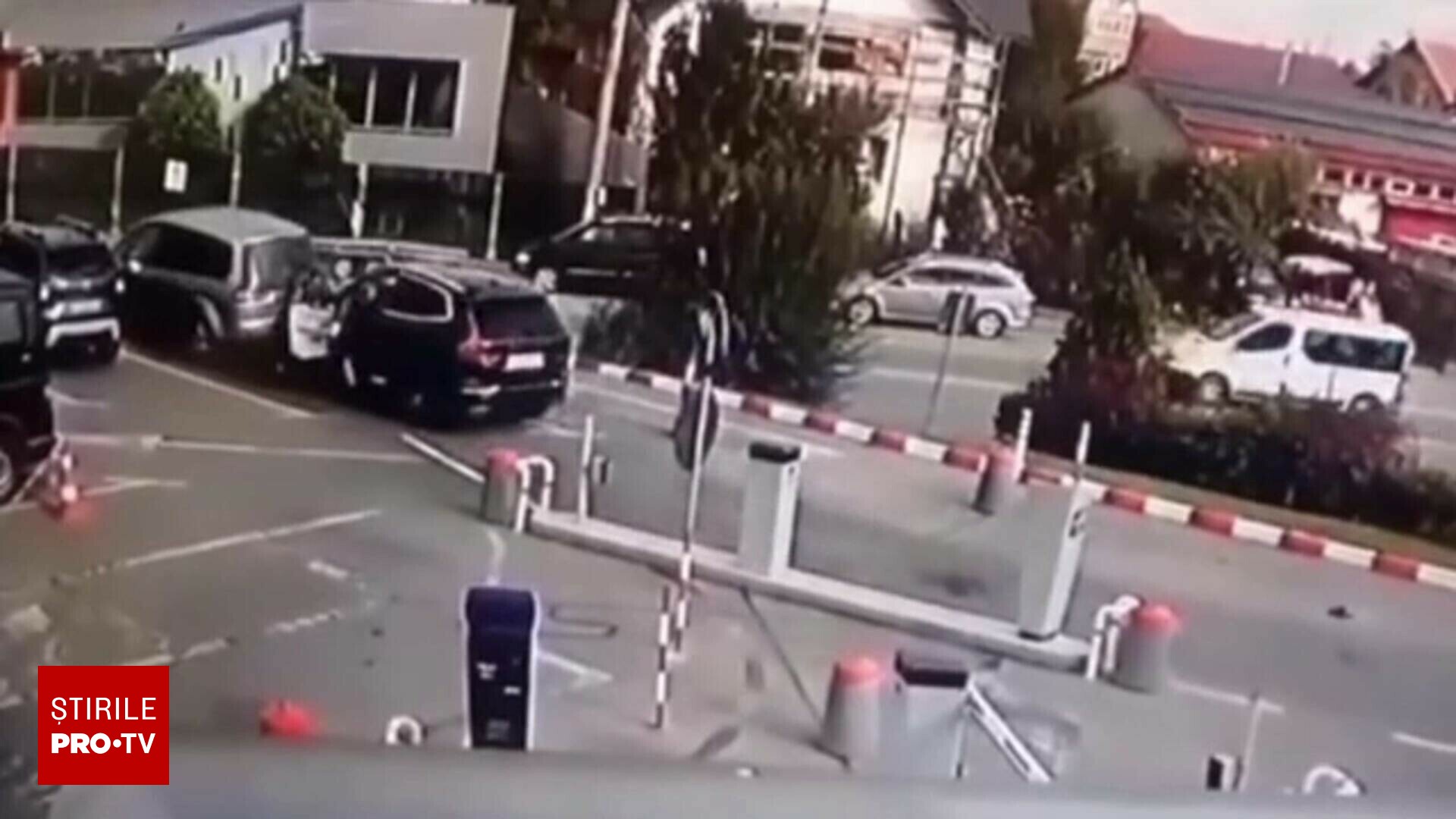O șoferiță nu și-a asigurat mașina, a rupt o barieră și s-a izbit puternic de un vehicul, în Târgu Jiu. Momentul, filmat