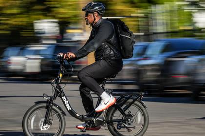 A photo gallery of Portlanders riding bikes