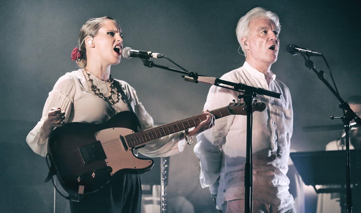 David Byrne: guarda il video del duetto con Anna Calvi per “Strange Weather”