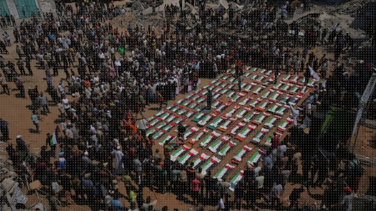 Gaza, quel funerale di popolo che ha dovuto aspettare 986 giorni