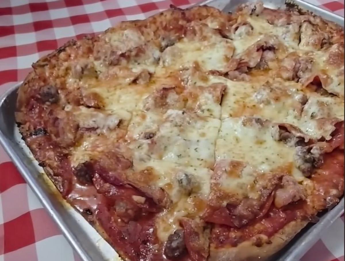 Missouri’s Best Hole-in-the-Wall Pizza Place Is 75 Years Old