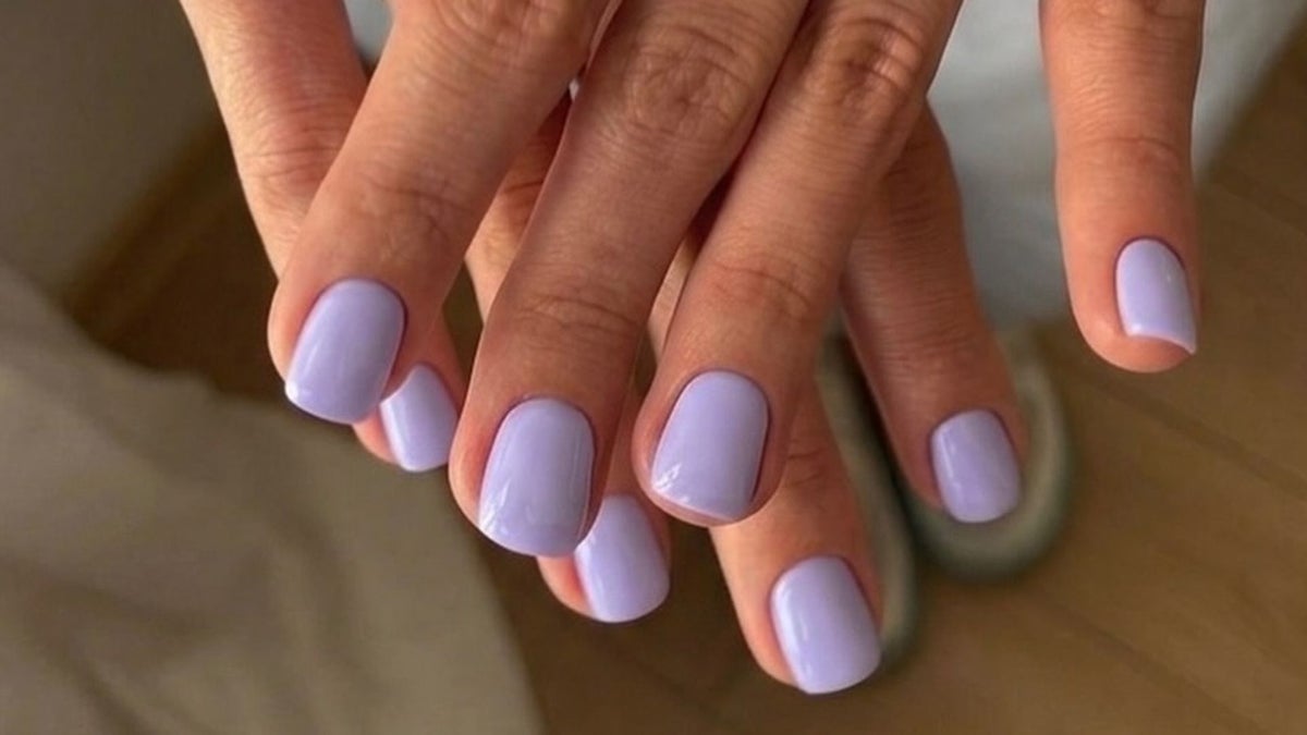 Los 12 colores para uñas cortas que triunfan este agosto: del coral al lila suave