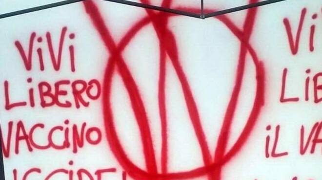 Blitz notturno dei “No vax” al cimitero di Cologne