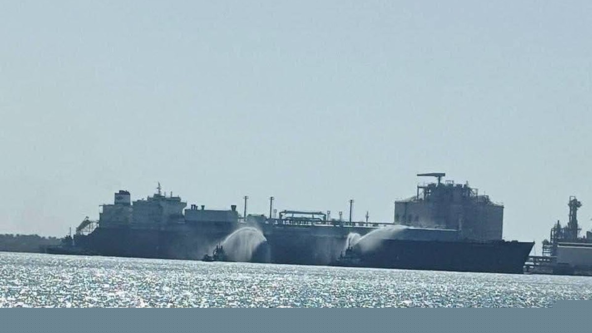 (FOTO) ODJEKUJU JAKE EKSPLOZIJE, NAPADNUT AMERIČKI BROD! Drama u luci u Egiptu: Dron se OBRUŠIO na tanker niotkuda, usledila HITNA evakuacija