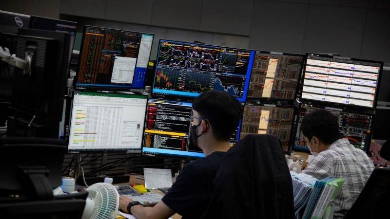 Brent Tops $100 as Houthi Attacks Push Oil Rally Into Triple Digits