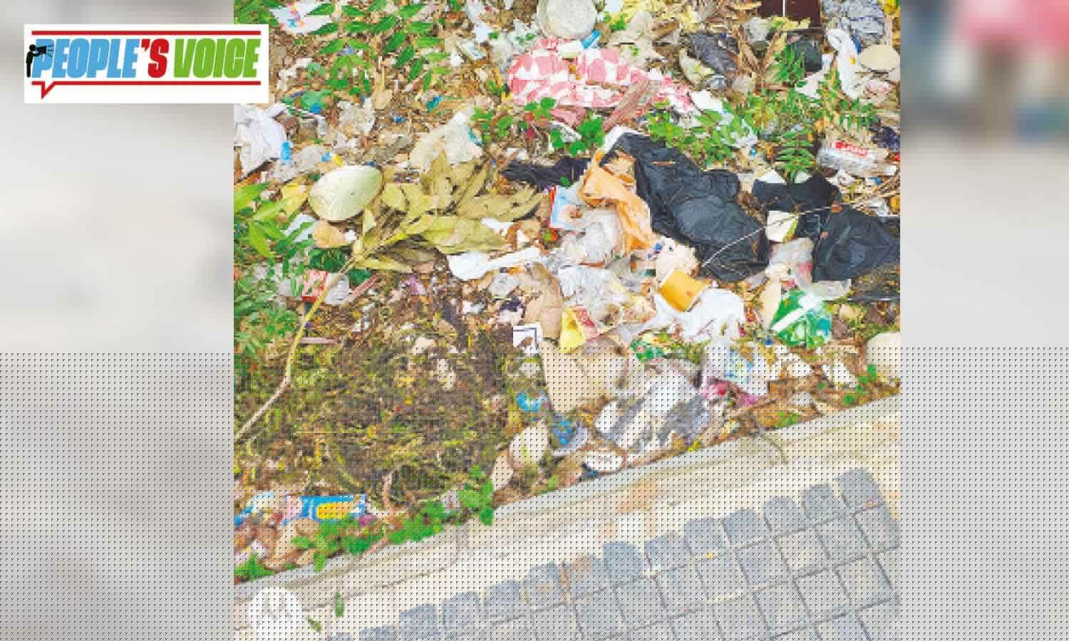 Garbage burning at Khajaguda stretch turns into an eyesore…!