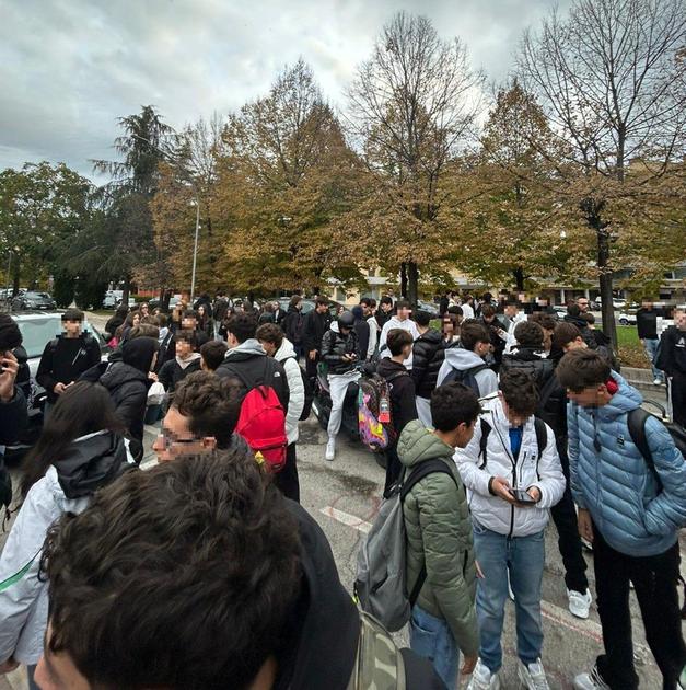 Ragazzi in sciopero. Liceo sovraffollato, ricreazione in classe:: "E la socializzazione?"
