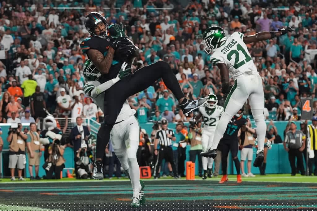 Dolphins beat Jets but lose Tyreek Hill to serious knee injury