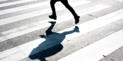 Goditi me makinë 13-vjeçaren dhe iku, policia në kërkim të shoferit nga Gostivari