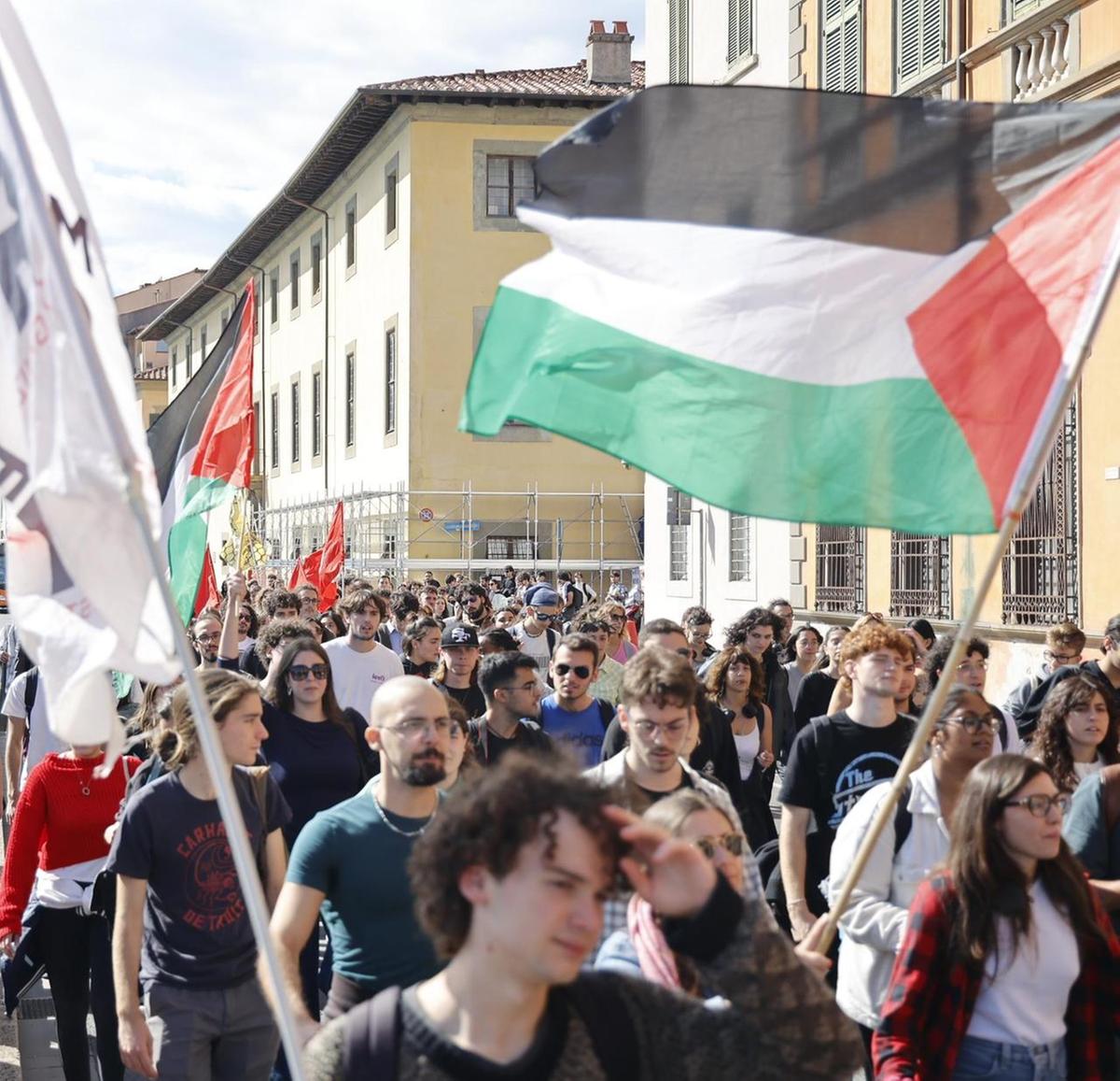 La presa del rettorato dopo i blocchi della notte. Oggi sciopero generale. Attese migliaia di persone