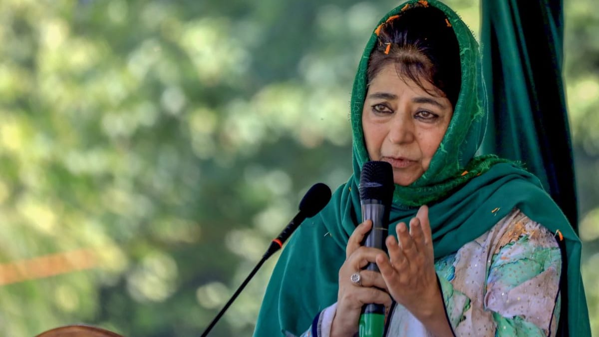 Jammu: राष्ट्रीय ध्वज के अपमान मामले में PDP प्रमुख महबूबा मुफ्ती के खिलाफ शिकायत, 4 अगस्त की है घटना